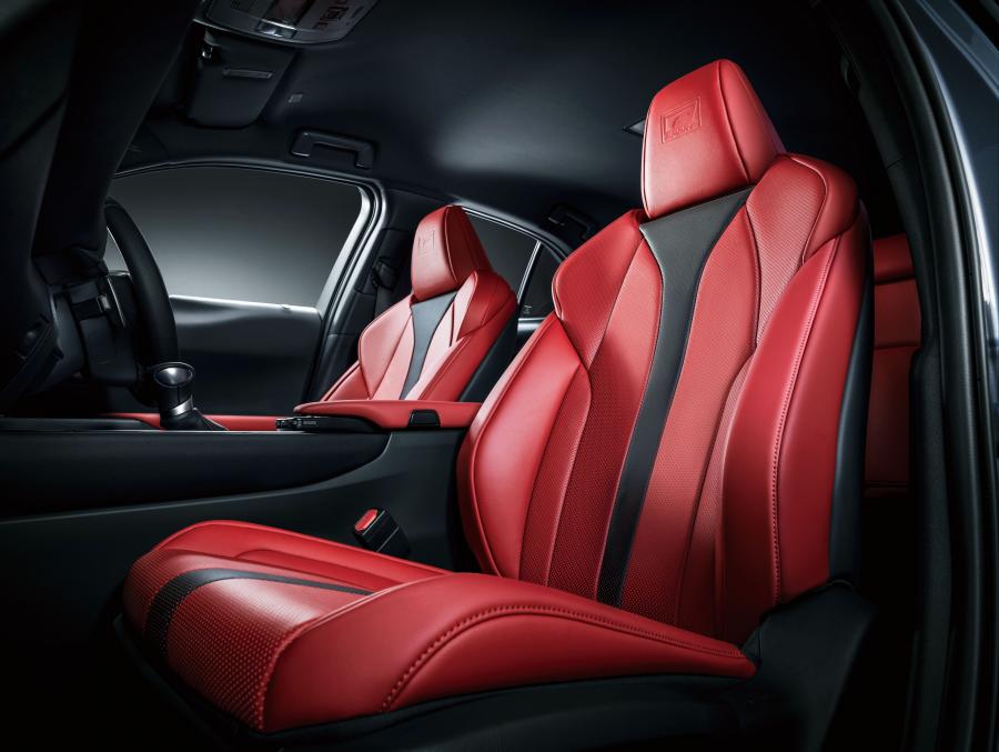 Интерьер Lexus UX200 F-Sport 2018 года  (JP) (фото 6 из 7)